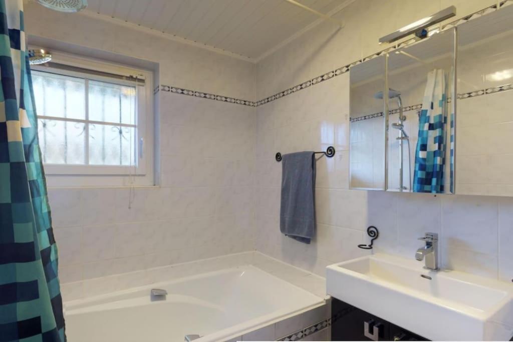 Cheerful Villa With Fireplace, Bath-Tub And Garden Noville エクステリア 写真