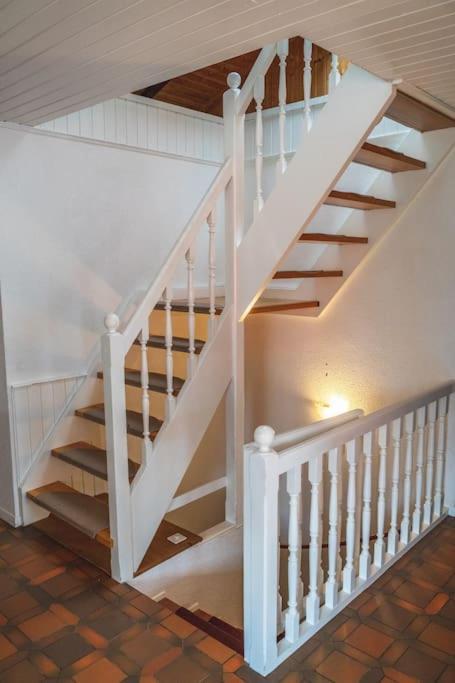 Cheerful Villa With Fireplace, Bath-Tub And Garden Noville エクステリア 写真